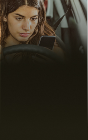 Imagem mulher dirigindo usando o celular